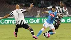 Bek Napoli, Elseid Hysaj (tengah) berusaha melewati dua pemain Juventus pada lanjutan liga Italia di Stadion San Paolo, Minggu (27/9/2015). Napoli menang atas Juventus dengan skor 2-1. (AFP PHOTO/CARLO Hermann)