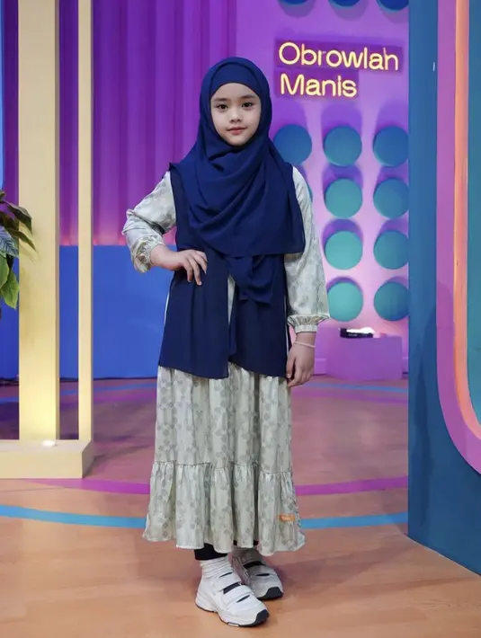 Maryam Nusaibah anak Oki Setiana Dewi sudah terbiasa mengenakan hijab. Ia tetap stylish dengan gamis hijau dipadukan outer navy yang serasi dengan kerudungnya. Credit: (@maryam_nusaibah_abdullah)