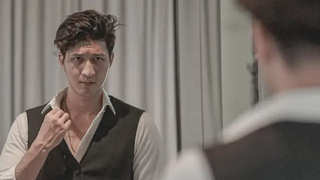 Foto Aditya Zoni Pose Pegang Baju, Bak ABG Meski Sebentar Lagi Jadi Ayah