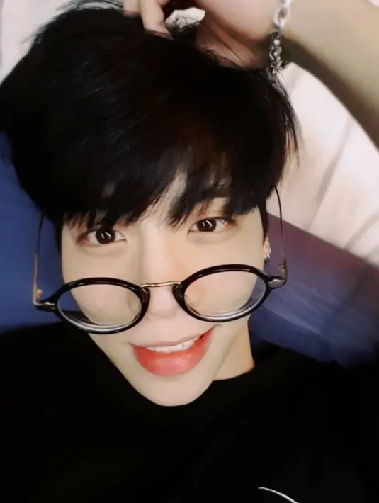 "Semua keuntungan dari penjualan album akan diberikan pada ibunda Jonghyun dan untuk mereka yang tinggal dalam kesulitan,"tutupnya. (Foto: instagram.com/jonghyun.948)