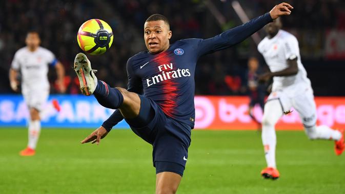 Striker PSG, Kylian Mbappe, mengontrol bola saat melawan Dijon pada laga Liga Prancis di Stadion Parc des Princes, Paris, Sabtu (18/5). Mbappe dinobatkan jadi pemain terbaik Liga Prancis. (AFP/Franck Fife)