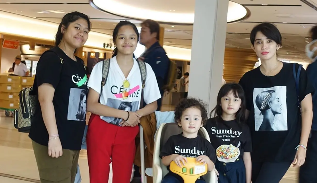 Ussy merupakan ibu dari ketiga anaknya. Anak-anak Ussy bernama Nur Amalia Putri, Shakeela Eleanor Ameera, Sheva Elmira Lorrenia. Bersama ketiga anaknya, Ussy selalu tampil kompak di berbagai kesempatan. (Liputan6.com/IG/@ussypratama)