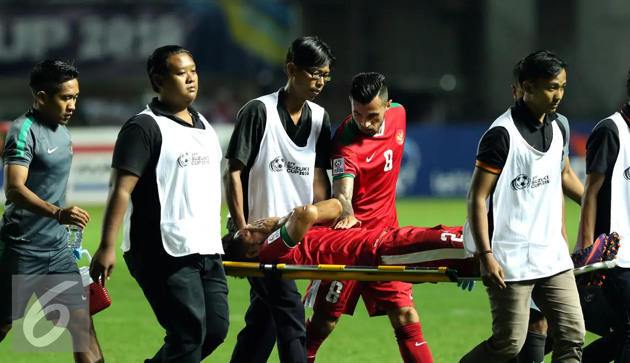 Gelandang Timnas Indonesia, Andik Vermansyah ditandu keluar lapangan akibat cedera saat final pertama Piala AFF 2016 melawan Thailand di Stadion Pakansari, Bogor, Rabu (14/12). Indonesia unggul 2-1 atas Thailand. (Liputan6.com/Helmi Fithriansyah)