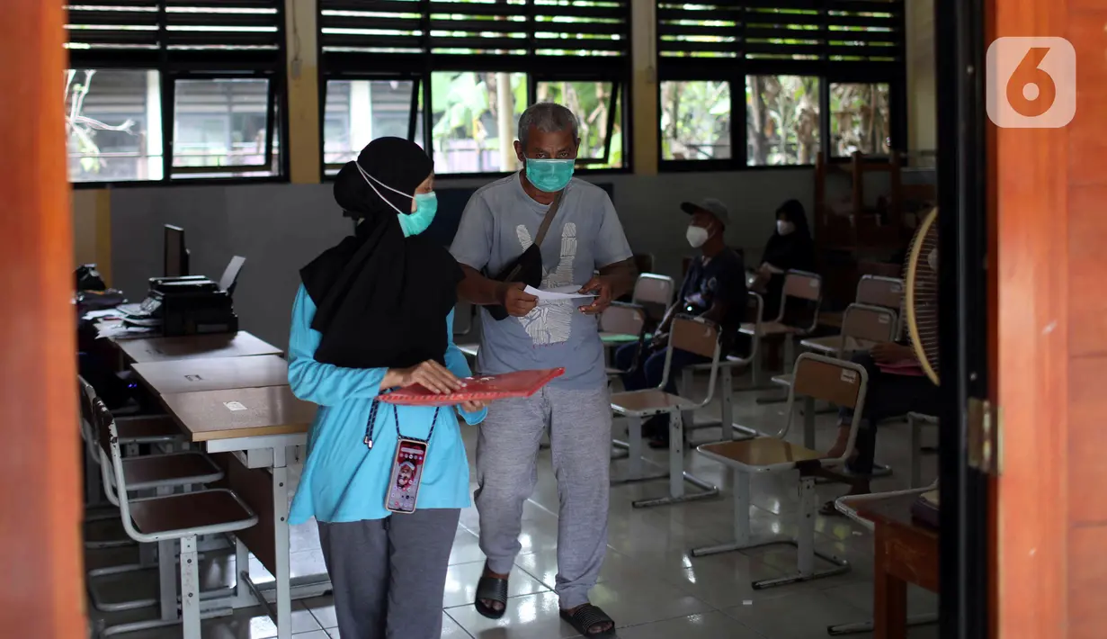 Warga usai menjalani vaksinasi COVID-19 petugas kesehatan dari Puskesmas Kecamatan Matraman di SD Negeri 25 Utan Kayu Selatan, Matraman, Jakarta Timur, Rabu (23/3/2022). Vaksin yang digunakan adalah vaksin AstraZeneca untuk dosis pertama, kedua, dan ketiga (booster). (Liputan6.com/Herman Zakharia)