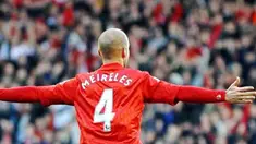 Selebrasi gol gelandang Liverpool Raul Meireles ke gawang Wigan Athletic dalam lanjutan EPL yang berlangsung di Anfield Stadium, 12 Februari 2011. AFP PHOTO / PAUL ELLIS