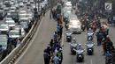 Warga memberikan penghormatan terkahir kepada almarhum Presiden ke-3 RI, BJ Habibie saat iring-iringan mobil jenazah melintasi Jalan Gatot Subroto menuju TMP Kalibata, Jakarta, Kamis (12/9/2019). BJ Habibie meninggal pada Rabu (11/9/2019) usai menjalani perawatan di RSPAD. (merdeka.com/Arie Basuki)