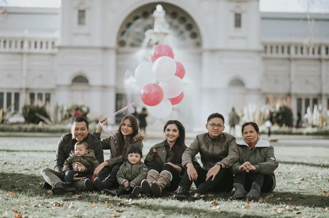 Keluarga Anang Hermansyah anggap baby sitter seperti keluarga sendiri. [foto: instagram/ashanty_ash]