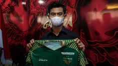 Pratama Arhan tinggal menunggu waktu untuk bergabung dengan Tokyo Verdy. Mantan bek PSIS Semarang itu disebutkan telah mengantungi izin untuk masuk ke Negeri Sakura di tengah kabar pelarangan Warga Negara Asing (WNA) masuk ke Jepang buntut dari varian Omicron. (Bola.com/Bagaskara Lazuardi)