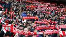 Para suporter Liverpool membentangkan syal saat mendukung timnya dalam laga lanjutan Liga Inggris 2024/2025 melawan Wolverhampton di Anfield, Liverpool, Inggris, Minggu (16/02/2025). (AFP/Darren Staples)