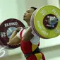 Lifter Jawa Timur, Eko Yuli Irawan saat melakukan angkatan clean and jerk kelas 62kg putra PON XIX Jabar di Gymnasium Stadion Si Jalak Harupat, Kab Bandung, Selasa (20/9/2016). Total angkatan Eko Yuli mencapai 307kg. (Liputan6.com/Helmi Fithriansyah)