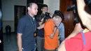 Polisi berhasil menangkap tersangka RA, mucikari prostitusi online saat sedang menjajakan artis AA, Mapolres Jaksel, Sabtu (9/5/2015). Untuk sekali kencan, calon pelanggan dikenai tarif antara Rp 80-200 juta. (Liputan6.com/Panji Diksana)