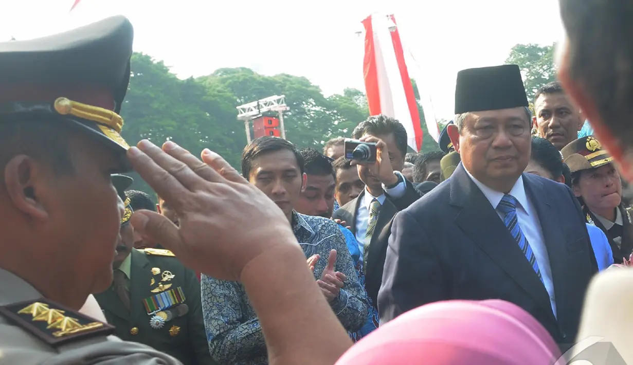 SBY menatap satu persatu bawahannya yang dengan setia mengabdi pada dirinya selama menjabat sebagai Presiden, Jakarta, Senin (20/10/2014) (Liputan6.com/Herman Zakharia)