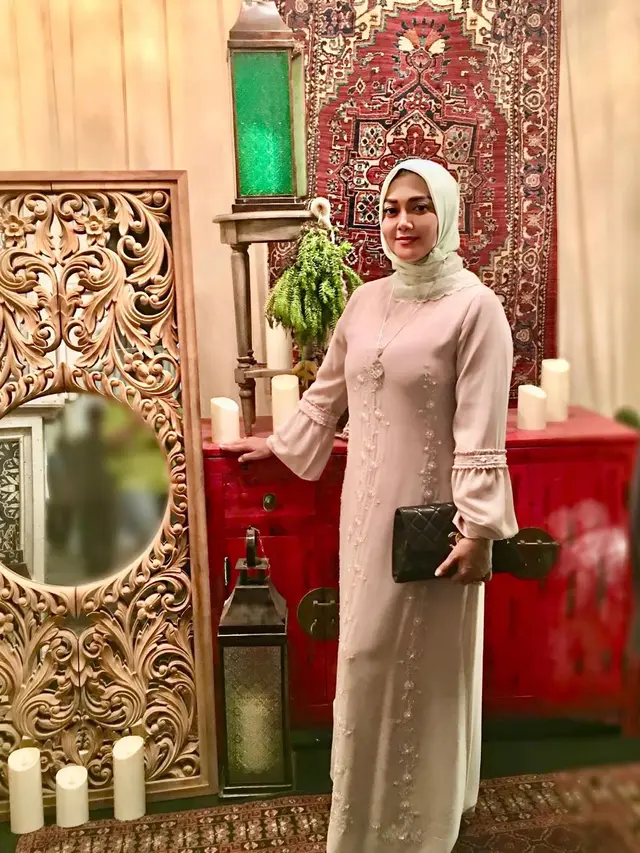 6 Inspirasi Outfit Gamis ala Bella Saphira, Elegan untuk Wanita 50 Tahunan