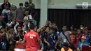 Petenis meja Indonesia, David Jacobs menyapa penonton usai mengalahkan wakil China Liao Han di cabang para tenis meja TT10 Asian Para Games 2018, Jakarta, Selasa (9/10). David menang dengan skor 3-1. (Bola.com/Vitalis Yogi Trisna)
