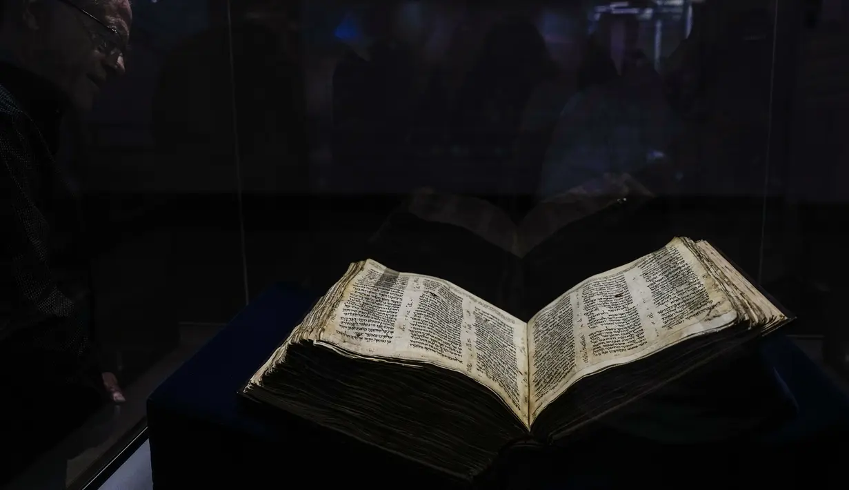 Sebuah kitab kuno bernama Codex Sassoon akan dilelang oleh Sotheby's. Rumah lelang tersebut memprediksi bible kuno itu bisa terjual hingga US$50 juta atau sekitar Rp 760 miliar. (AP Photo/Ariel Schalit)