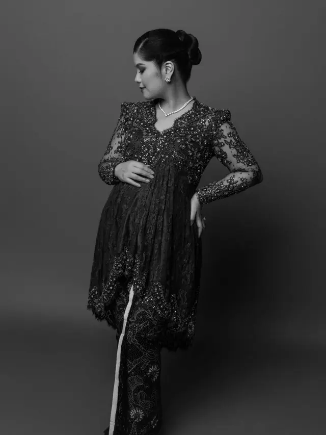Annisa Pohan saat Maternity Shoot pakai kebaya. [@annisayudhoyono]