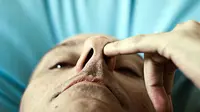 Ternyata, kebiasaan mengorek hidung berbahaya bagi tubuh. Simak alasannya di sini. Foto: Metro.co.uk/Getty