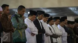 Presiden Joko Widodo diapit Menteri Agama Lukman Hakim dan Ketua DPD RI Irman Gusman melaksanakan ibadah salat tarawih pertama di Masjid Istiqlal, Jakarta, Rabu (17/6/2015). (Liputan6.com/Faizal Fanani)