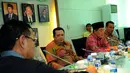 Bambang Soesatyo (ketiga kanan) saat menghadiri rapat konsolidasi di ruang fraksi Partai Golkar di gedung DPR/MPR, Jakarta, Selasa (24/3/2015). KMP sepakat menggulirkan hak angket untuk Menkumham Yasonna Laoly. (Liputan6.com/Faisal R Syam)