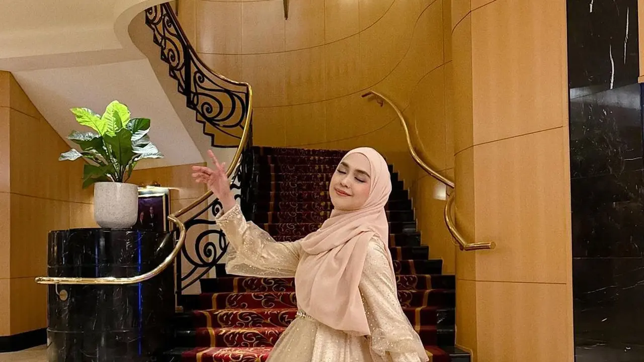 6 Inspirasi Baju Shimmer untuk Pesta dari Kylie Jenner, Bunga Citra Lestari, hingga Lyodra Ginting