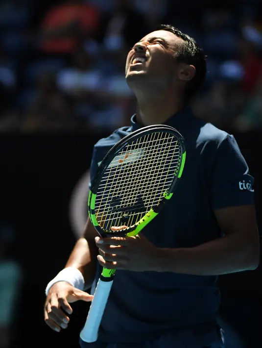 Reaksi petenis Hugo Dellien saat kehilangan poin melawan Rafael Nadal pada pertandingan tunggal putra putaran pertama kejuaraan tenis Australia Terbuka di Melbourne, Australia, Selasa (21/1/2020). Nadal mengalahkan Dellien dan melaju ke putaran kedua Australia Terbuka. (John DONEGAN/AFP)