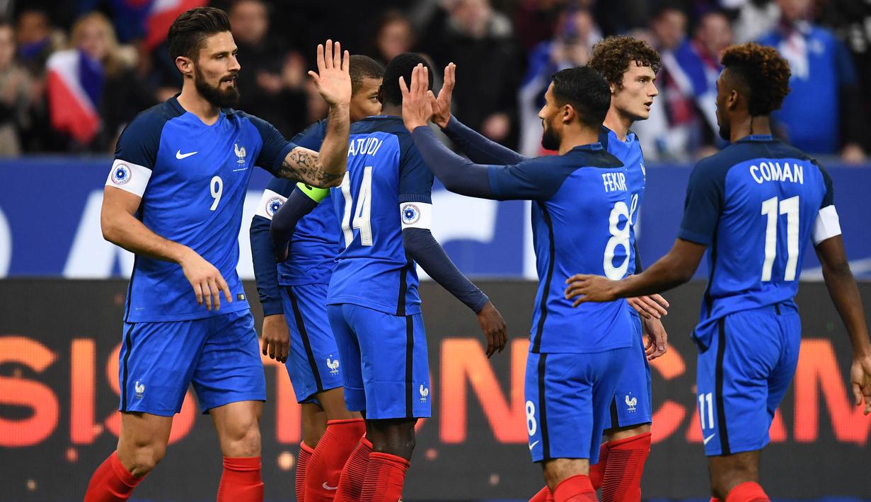 Para pemain Prancis merayakan gol yang dicetak oleh Olivier Giroud ke gawang Wales pada laga persahabatan di Stadion Stade de France, Sabtu (11/11/2017). Prancis menang 2-0 atas Wales. (AFP/Franck Fife)