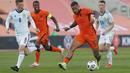 Gol Memphis Depay sekaligus mengakhiri pertandingan dengan skor (2-2), Belanda imbang atas Skotlandia. Hasil imbang ini tidak cukup baik untuk Belanda, karena performa pemain mereka belum mencapai level terbaiknya. (Foto: AP/Miguel Morenatti)