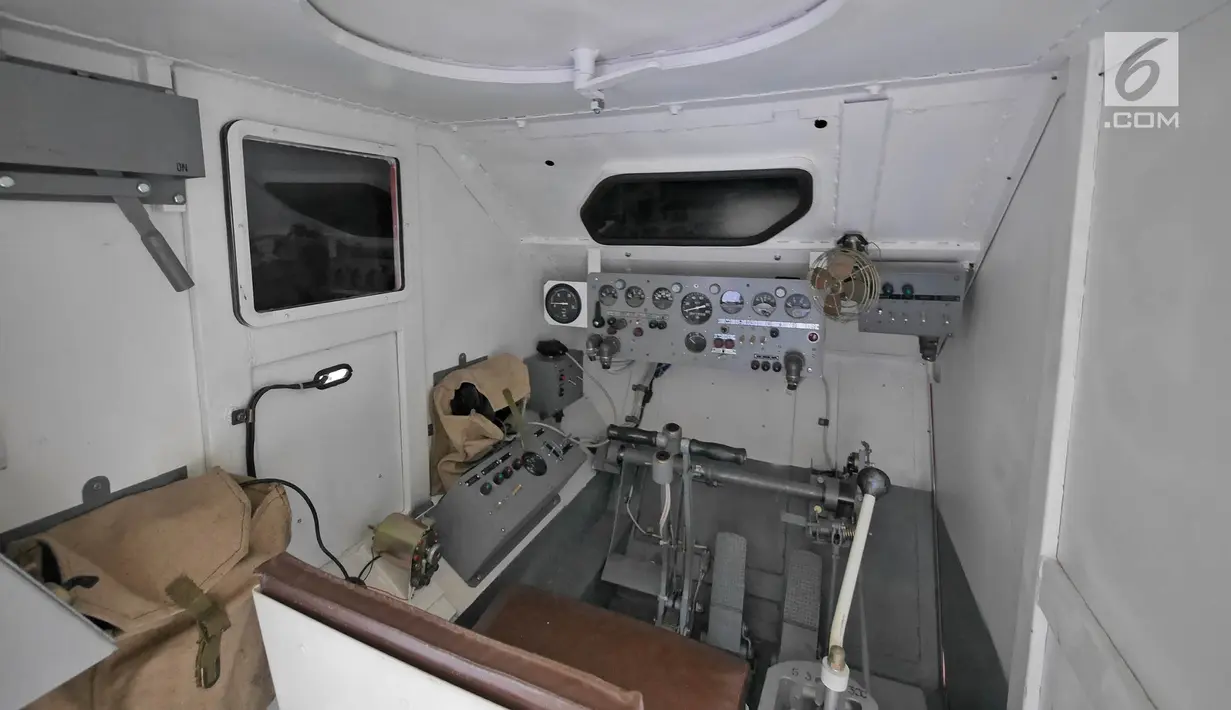 Interior Tank MT-LBu-GPM-10 saat diuji coba di kawasan Cakung, Jakarta, Rabu (24/7/2019). Tank MT-LBu-GPM-10 dapat diandalkan di hutan dan sungai atau laut. (Liputan6.com/Herman Zakharia)