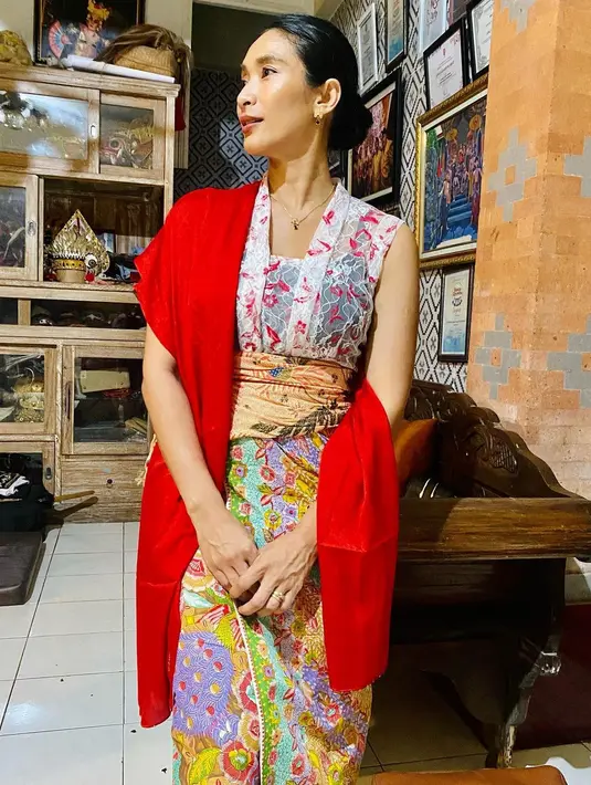 Kebaya sleeveless jadi pilihan Happy Salma untuk tampil modern dengan sentuhan etnik. [@happysalma]