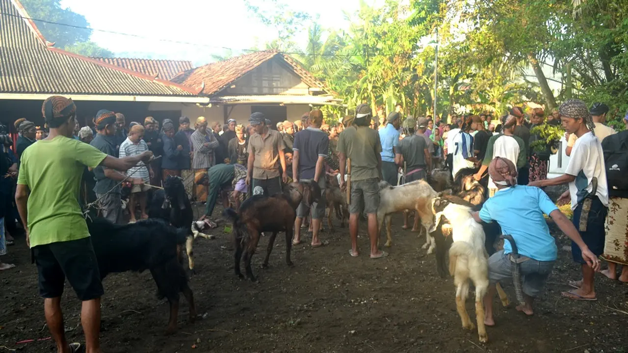 Salah satu ritual dalam tradisi Punggahan anak putu di Panembahan Banokeling, Pekuncen, Jatilawang, Banyumas. (Foto: Liputan6.com/Muhamad Ridlo).