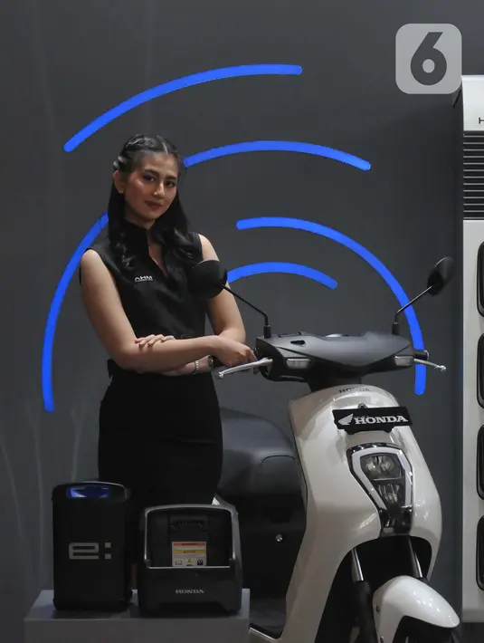 Model berfoto di sepeda motor listrik Honda EM1 e: yang dipamerkan pada Gaikindo Indonesia International Auto Show (GIIAS) 2024 di Indonesia Convention Exhibition (ICE) BSD, Serpong, Kabupaten Tangerang, Banten, Kamis (18/7/2024). (merdeka.com/Imam Buhori)