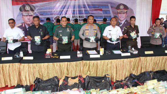 Polres Metro Jakarta Barat memusnahkan ratusan kilogram barang bukti sabu dan ganja.