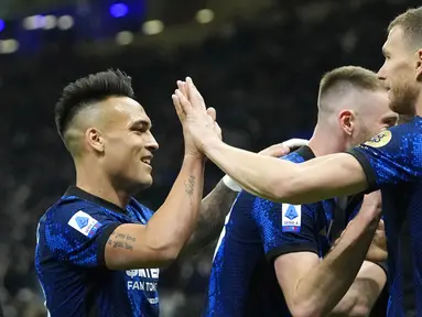 Pemain Inter Milan Edin Dzeko (kanan) merayakan dengan rekan setimnya Lautaro Martinez setelah mencetak gol ke gawang Salernitana pada pertandingan Liga Italia di Stadion San Siro, Milan, Italia, 4 Maret 2022. Inter Milan menang 5-0. (AP Photo/Antonio Calanni)