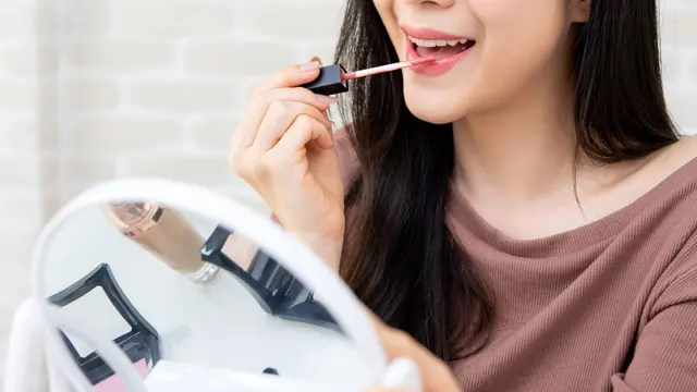 Bye Touch-Up, Ini Tips Makeup Flawless Buat Dinner Romantis