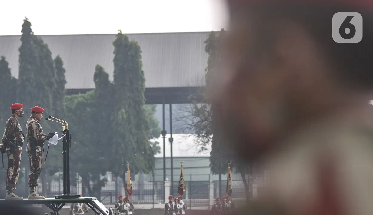 Danjen Kopassus yang baru Brigjen TNI Mohammad Hasan didampingi Mayjen TNI I Nyoman Cantiasa memberikan sambutan saat upacara penyerahan komando Kopassus di Mako Kopassus, Cijantung, Jakarta, Kamis (10/9/2020). (merdeka.com/Iqbal S. Nugroho)