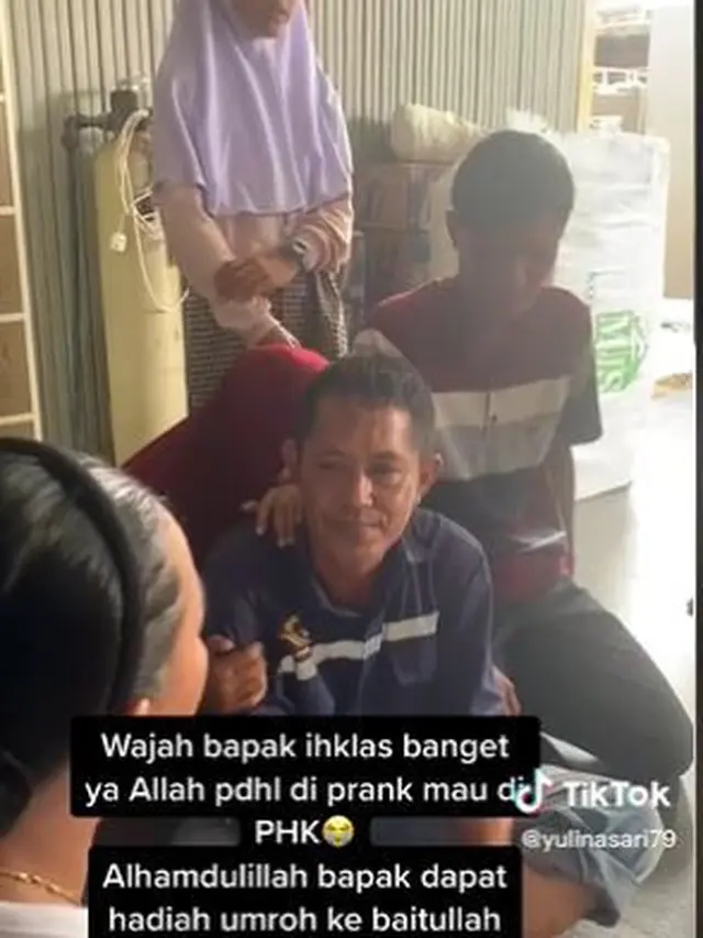 Pria Ini Sedih Dapat Surat PHK dari Bos, Isinya Ternyata Hadiah Umrah Sekeluarga