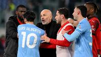 Panas, pertandingan antara Lazio kontra AC Milan pada lanjutan Liga Italia 2023/2024 di Olimpico hari Sabtu (02/03/2024) dini hari WIB. (Alberto PIZZOLI / AFP)