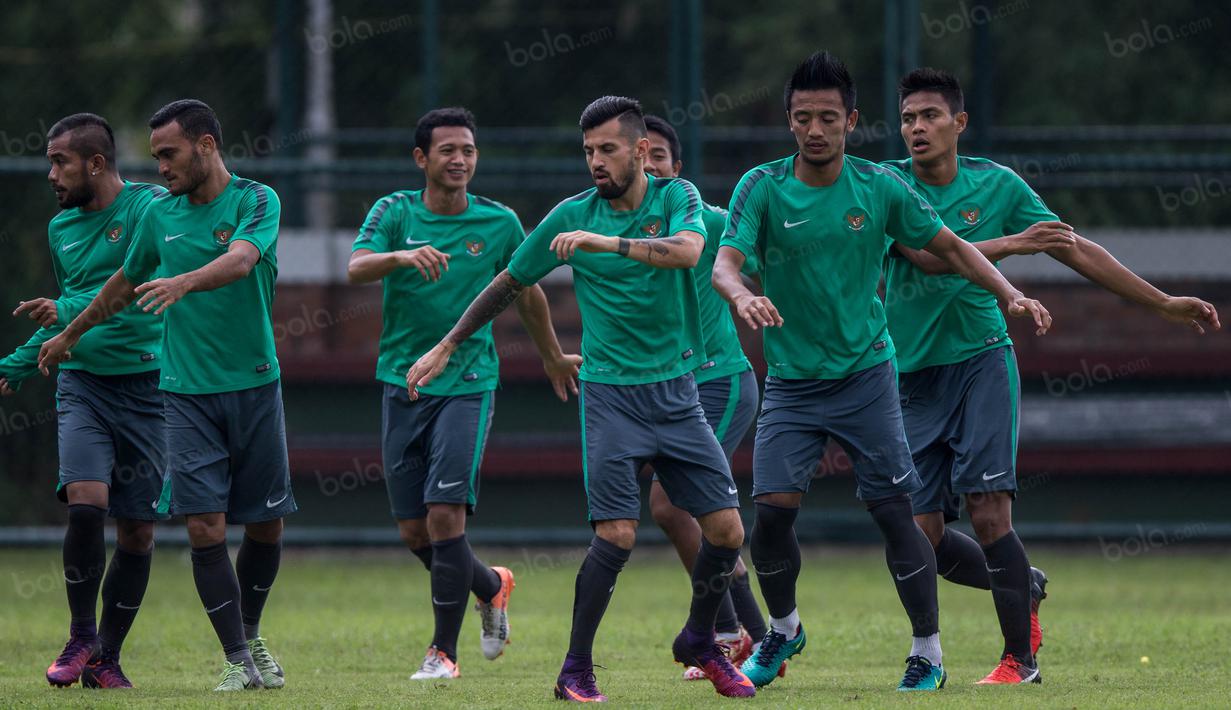 Gelandang Timnas Indonesia, Stefano Lilipaly (tengah), bersama rekan-rekannya melakukan pemanasan ketika berlatih di Lapangan SPH Karawaci, Banten, Minggu (11/12/2016). (Bola.com/Vitalis Yogi Trisna)