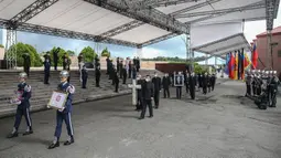 James Zhao, cucu menantu mantan Presiden Taiwan Lee Teng-hui membawa potret Lee saat prosesi pemakaman di Pemakaman Militer Wuzhi Mountain di New Taipei City, Rabu (7/10/2020). Lee, yang dianggap sebagai "bapak demokrasi Taiwan", meninggal Juli lalu di usia 97 tahun. (Military News Agency via AP)