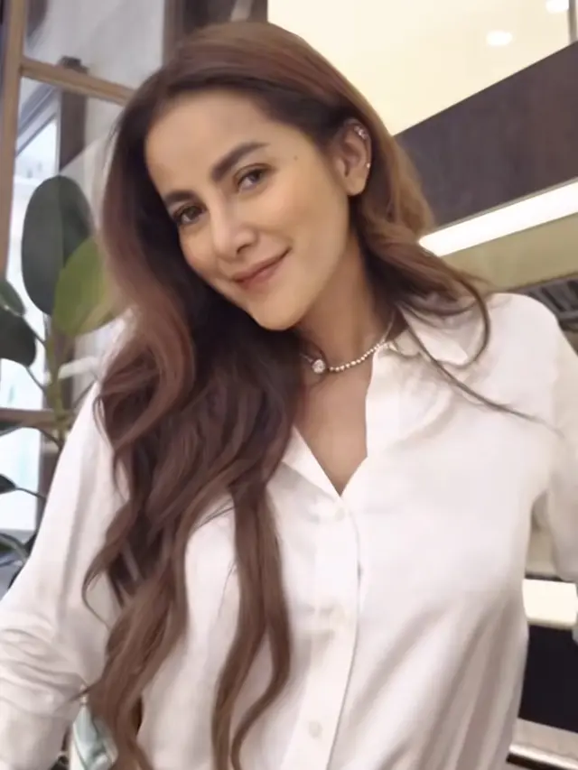 Olla kenakan kemeja putih saat hadir di acara Ririn Ekawati. [@mrsayudewi]