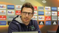 Pelatih Sassuolo, Eusebio Di Francesco, saat menggelar jumpa pers menjelang laga melawan Rapid Vienna, Kamis (20/10/2016). 