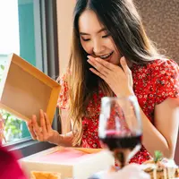 Ilustrasi pasangan berbagi hadiah/copyrightshutterstock/theshots.co