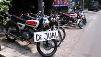 Salah satu showroom yang menjajakan motor klasik adalah Nilam Jaya Motor Klasic.