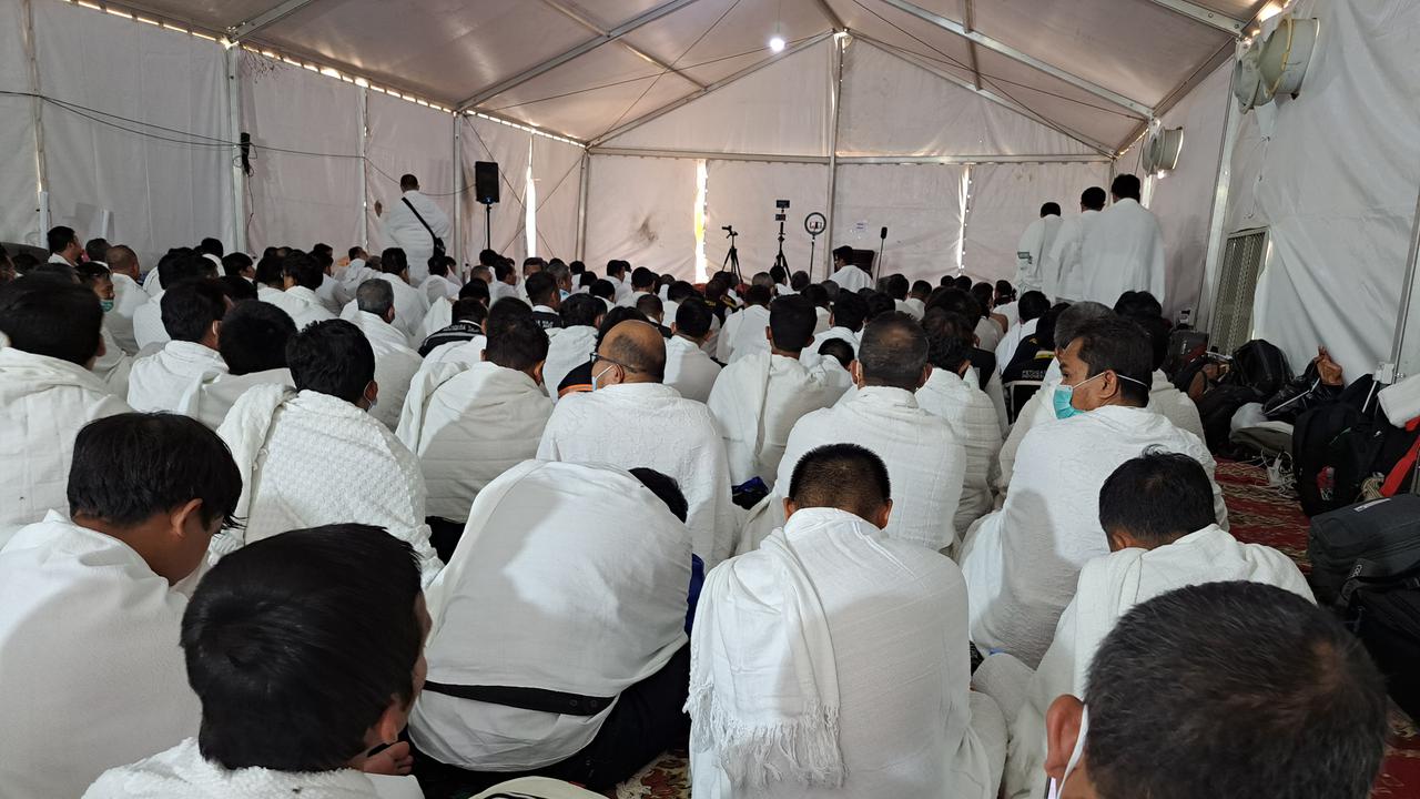 Para jemaah calon haji asal Indonesia mendengarkan khotbah wukuf di dalam tenda di Arafah, Jumat (8/7/2022). (Liputan6.com/Mevi Linawati)