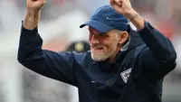 Pelatih Inggris, Thomas Tuchel merayakan kemenangan tinnya atas Panama pada laga Grup L Piala Dunia 2026 di Stadion MetLife, New Jersey, Minggu (28/6/2026) pagi WIB. (AFP/Angela Weiss)