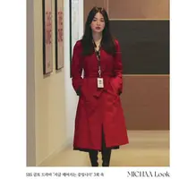 Bisa juga kenakan outer merah dipadukan dengan dress hitam. Dok. Michaa