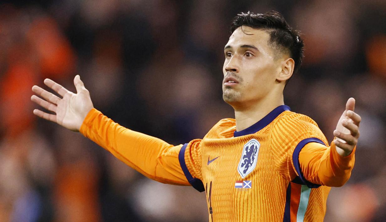 Pemain Belanda, Tijjani Reijnders, melakukan selebrasi setelah mencetak gol ke gawang Skotlandia pada laga persahabatan di Johan Cruijff Arena, Sabtu (23/3/2024). Tijjani Reijnders memiliki darah Maluku dari ibunya yang bernama Angelina Lekatompessy. (AFP/Maurice Van Steen)