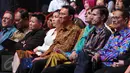 Gubernur DKI Jakarta, Basuki Tjahaja Purnama (keempat kanan) saat menghadiri konser amal "Voice Of Indonesia", Jakarta, Sabtu (17/10/2015). Konser tersebut sebagai aksi peduli kepada masa depan anak Indonesia. (Liputan6.com/Helmi Afandi)