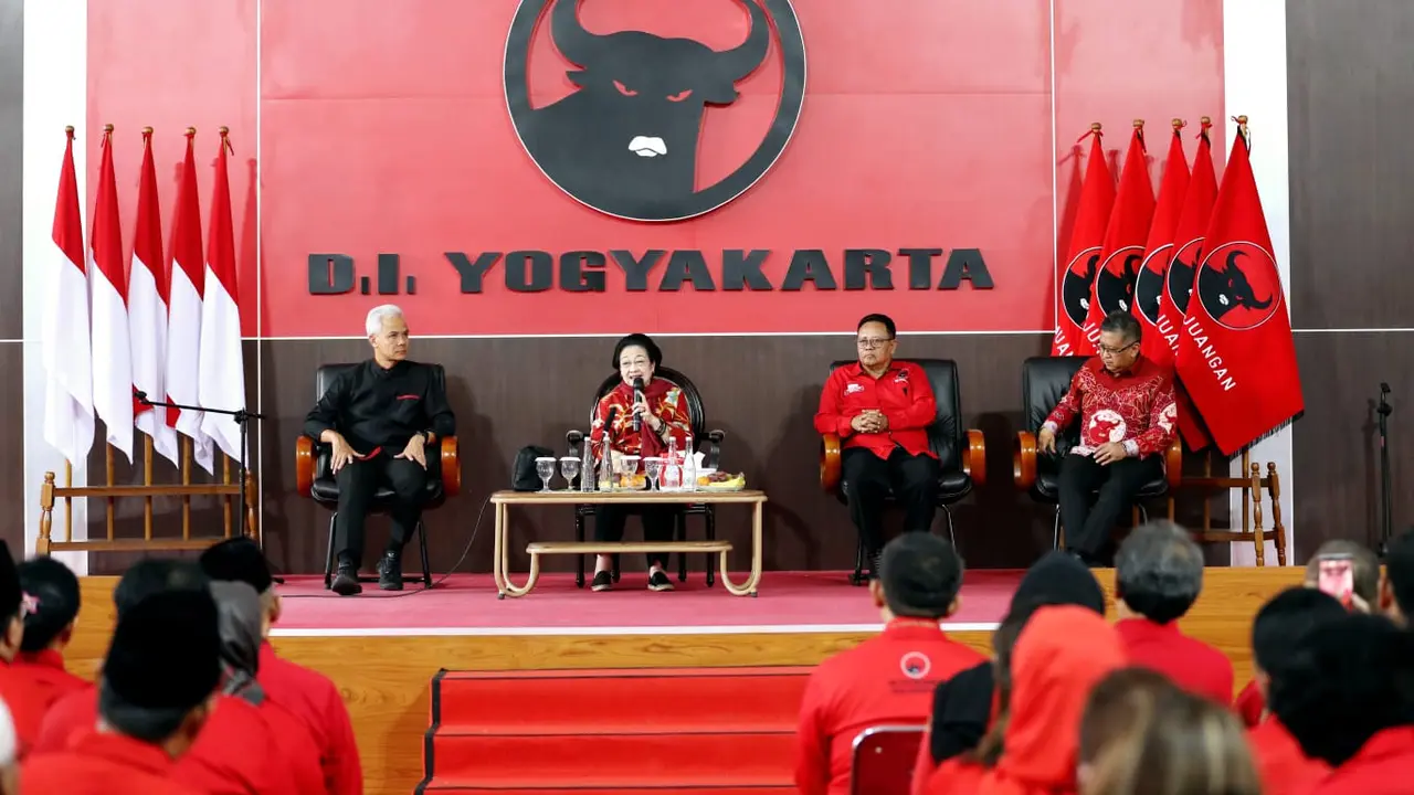 Ketua Umum PDIP Megawati Soekarnoputri dan Gubernur Jawa Tengah sekaligus calon presiden dari PDIP, Ganjar Pranowo menghadiri Kantor DPD PDI Perjuangan Yogyakarta. (Istimewa)