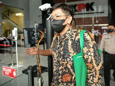 Kepala Kantor Pajak Madya Jakarta Timur, Wahono Saputro, berjalan meninggalkan Gedung Merah Putih KPK, Jakarta Selatan, Selasa (14/3/2023).  Wahono Saputro telah menjalani klarifikasi soal harta kekayaannya selama tujuh jam dengan KPK. (Liputan6.com/Faizal Fanani)